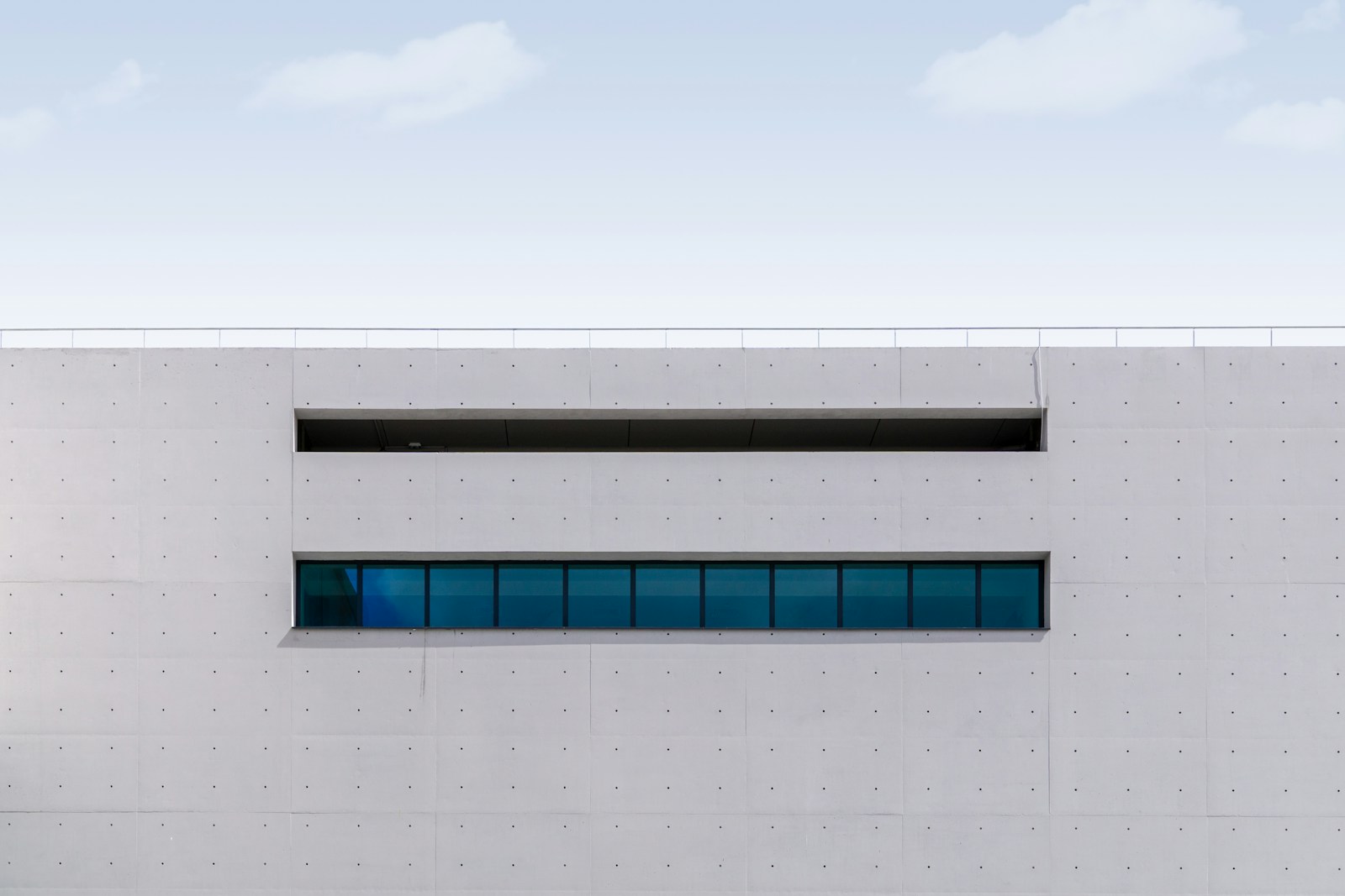 Moderne Sichtbetonfassade mit klaren Linien und sichtbarer Schalungsstruktur